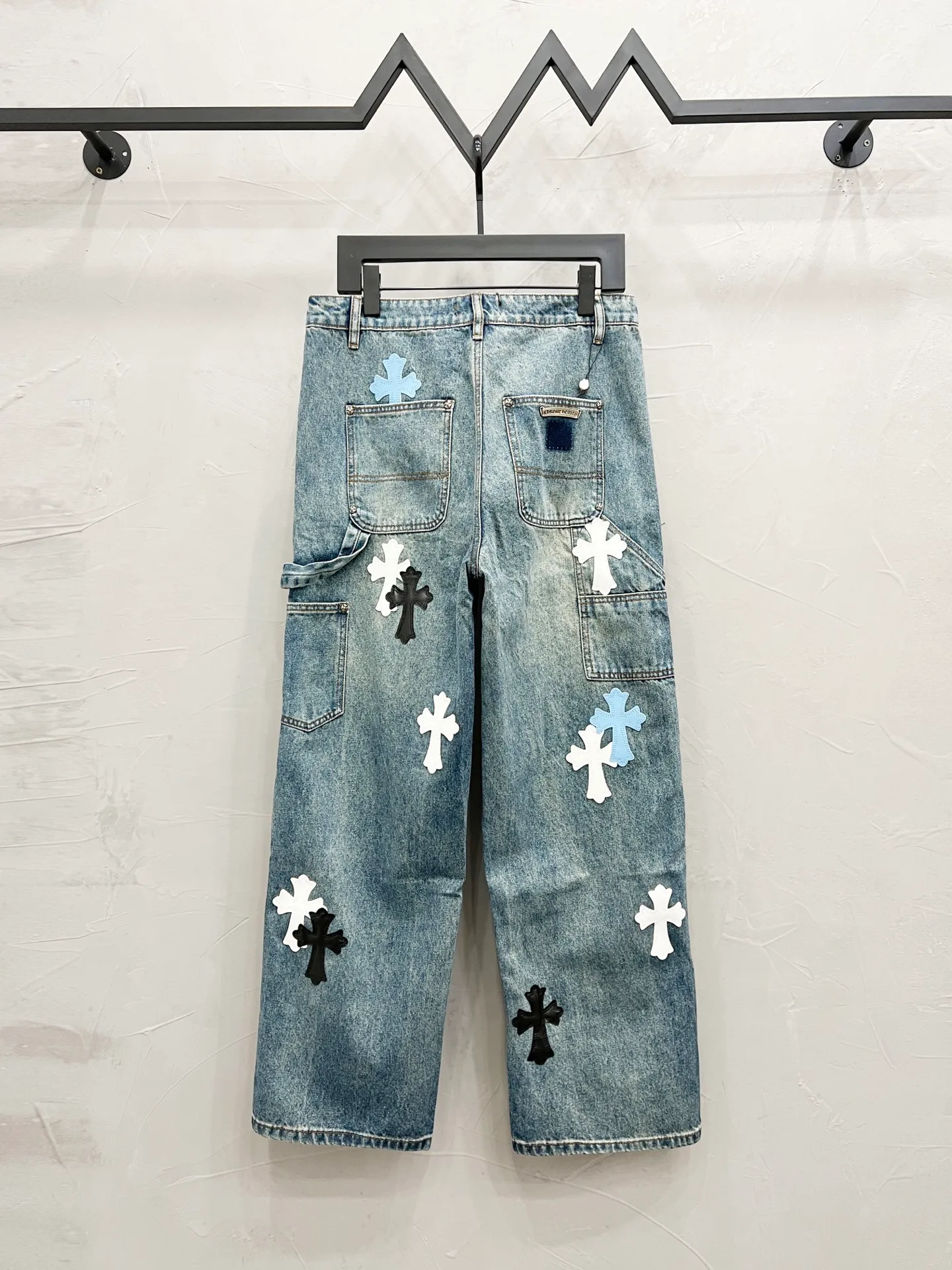 P260 Style number: [M928] Chrome hearts & Chrome hearts 25ss black and white blue cross patch leather jeans Chrome hearts’ logging pants are here! ! ! CH Croix Heart Double Knee Cross Patch Leather Bo1 Style Logging Pants Straight-leg Work Pants B136 Croix Heart Cross Sanskrit Overalls Price 24W Level, patchwork cross pattern embellishment, high-waisted washed jeans! ! Absolutely high-end luxury products, 1.9W level god-level single products, super popular products, made by top heavy industry, not to be missed. About Zangyin, this is an extremely luxurious fashion brand, which can also be called the nobles of the high street. It has always been an exclusive brand of some hipsters or rich second generation. Compared with ordinary high streets, it is more luxurious and noble. Compared with luxury brands, it has a more fashionable personality and has always been a brand that I have a special liking for. Imported yarn is custom-woven into a high-density twill canvas. While ensuring a stiff silhouette, the fabric feels very delicate. It follows the B01 classic silhouette. The upper body is stiff and stylish. The ready-made garments are stone-ground and fermented and can be matched with any style. Buttons and zinc brushing are washed with genuine YKK retro metal products. Double-layered canvas on the front. Perfect details. All hardware is perfect. Size: 30-32-34-36 Color: blue pants, black and white, blue